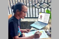 Achmad Nugroho bersama Logo HUT Ke-81 Provinsi Jawa Tengah. (Foto : Humas Jateng) | Sumber: Humas Jateng)