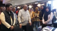 Wakil Menteri Ketenegakerjaan RI, Afriansyah Noor bersama Wali Kota Magelang, Damar Prasetyono berbincang dengan salah satu pencaker di Job Fair 2026